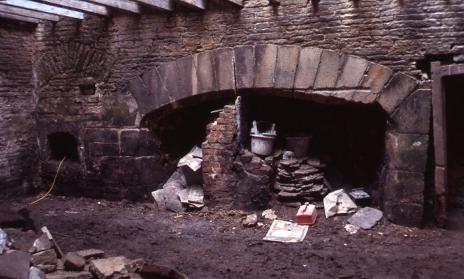 Kitchen pre refurb.jpg