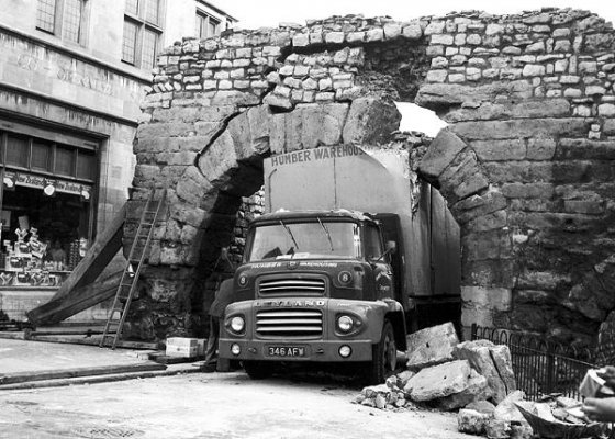 newport arch lorry.jpg