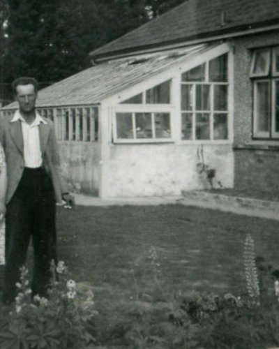 1955(c) Ernest and lean-to at Loxford.jpg